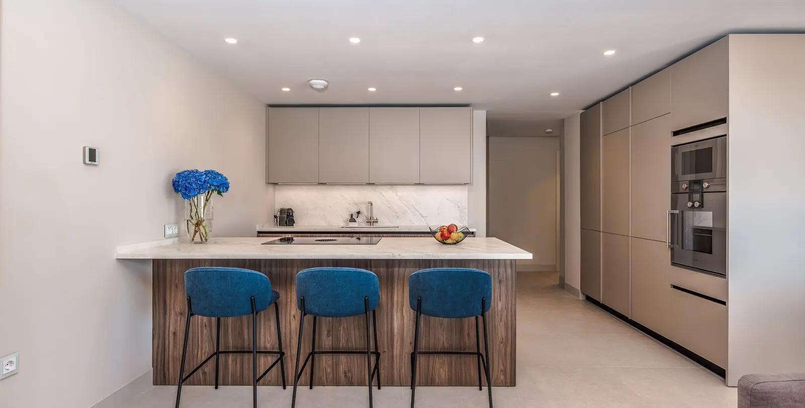 Venta de apartamento en planta media en Estepona 14