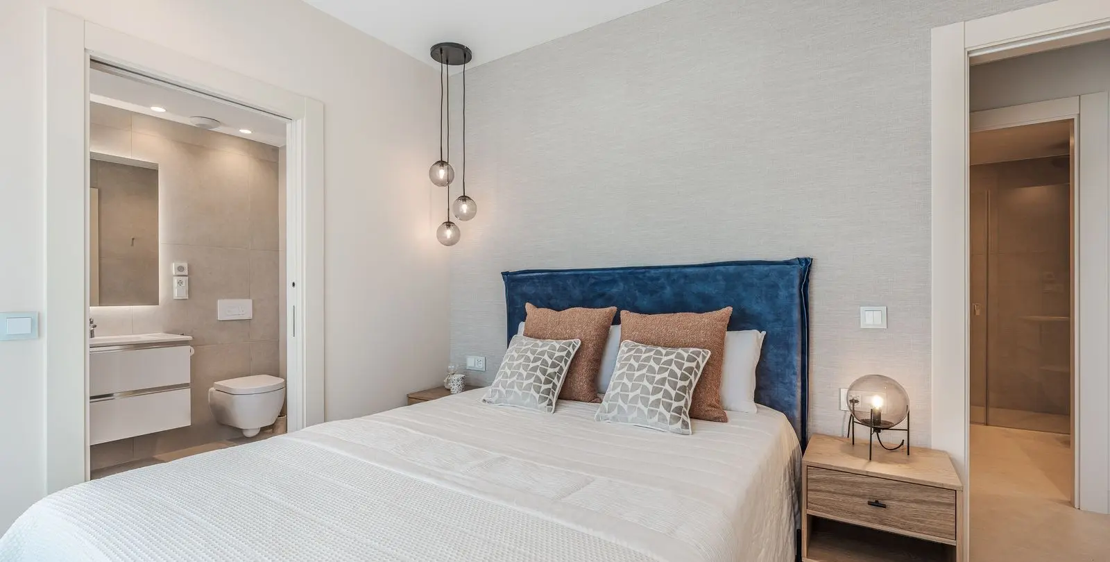 Venta de apartamento en planta media en Estepona 32