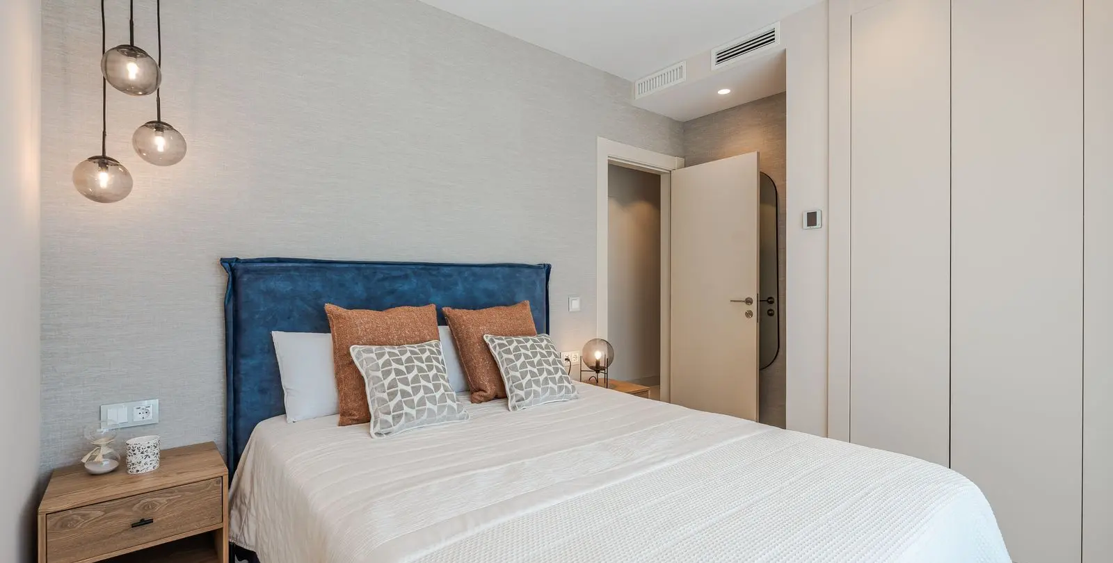 Venta de apartamento en planta media en Estepona 36
