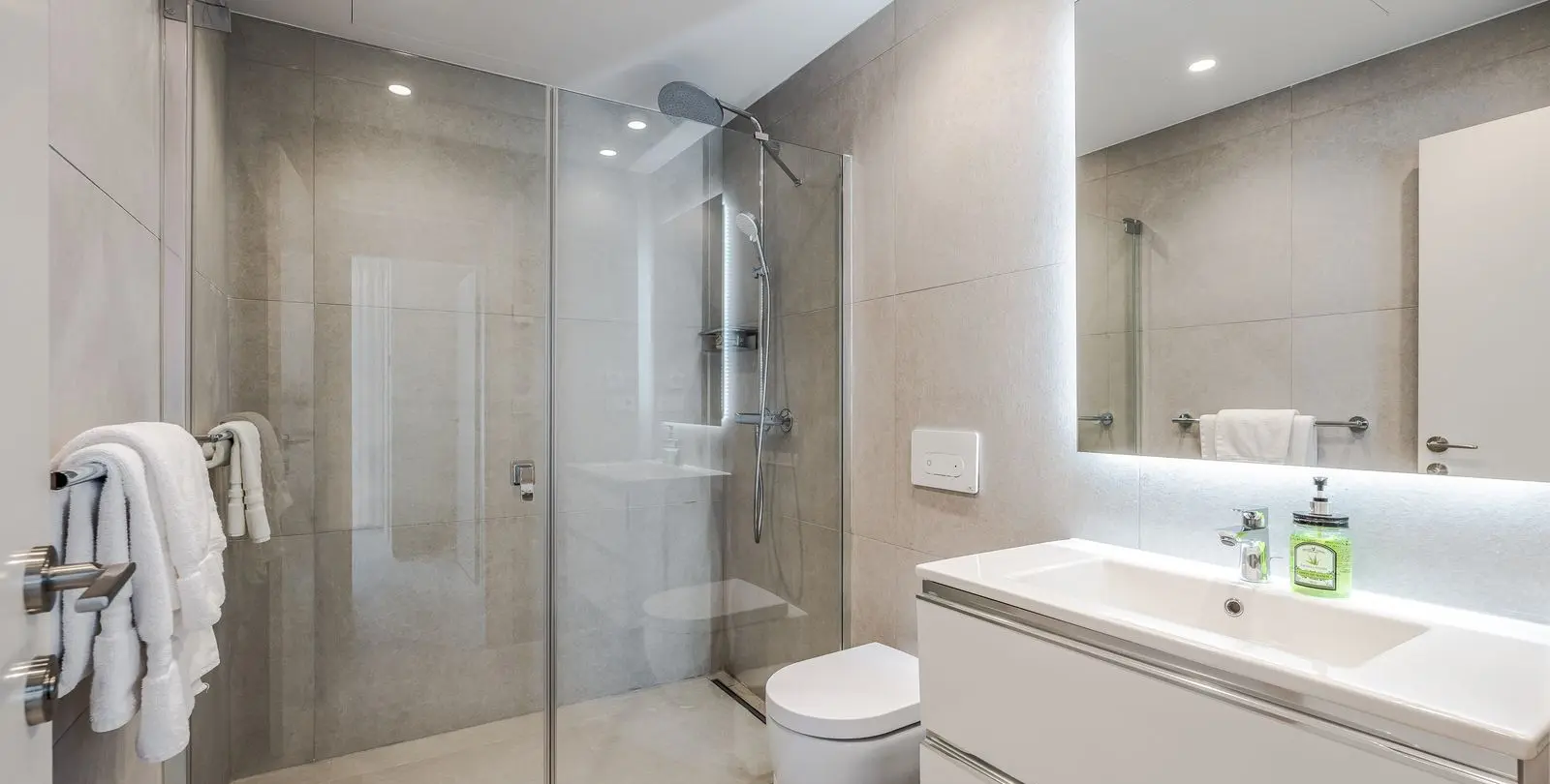 Venta de apartamento en planta media en Estepona 39