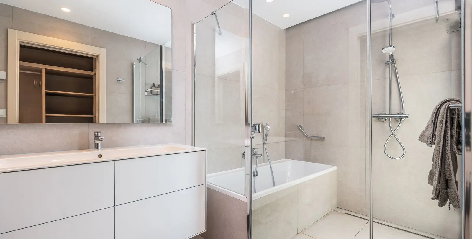 Venta de apartamento en planta media en Estepona 57