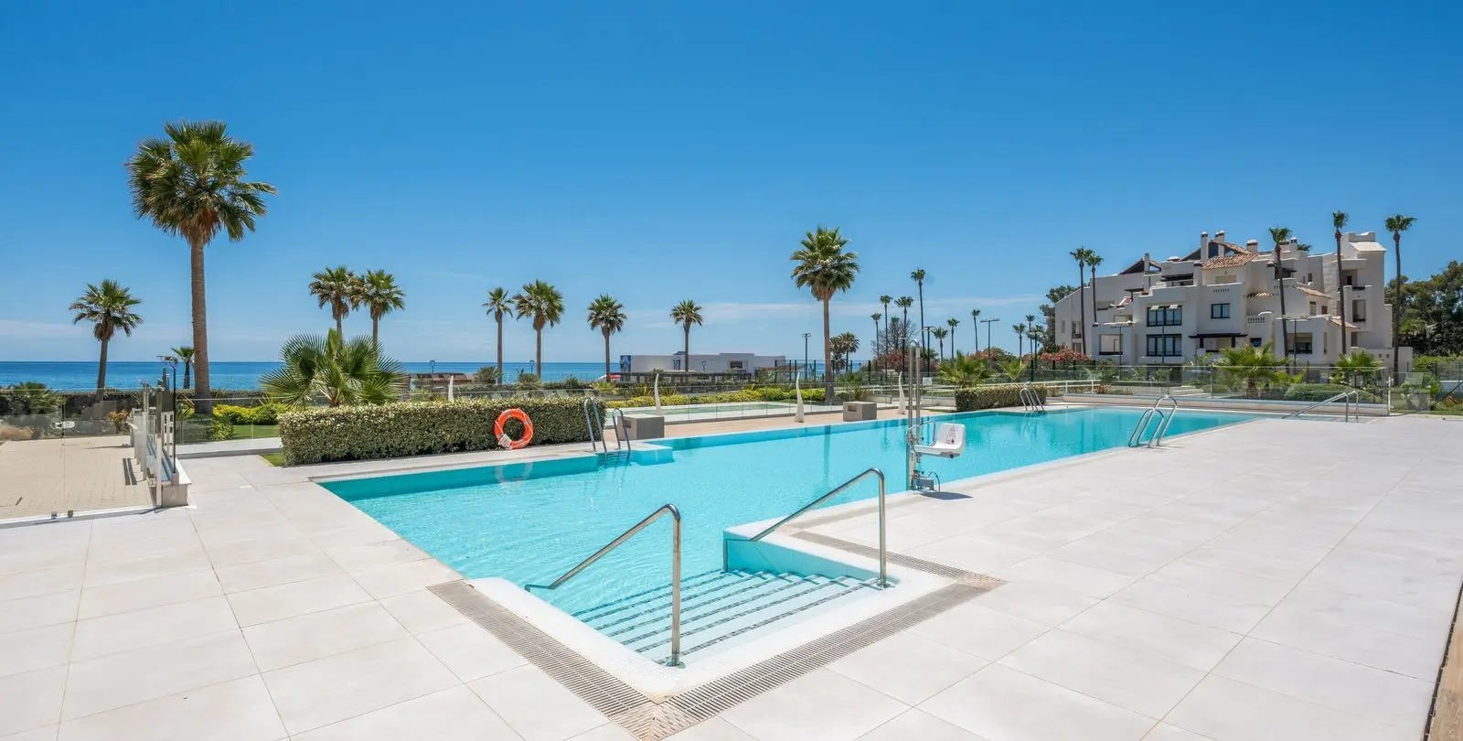 Venta de apartamento en planta media en Estepona 63