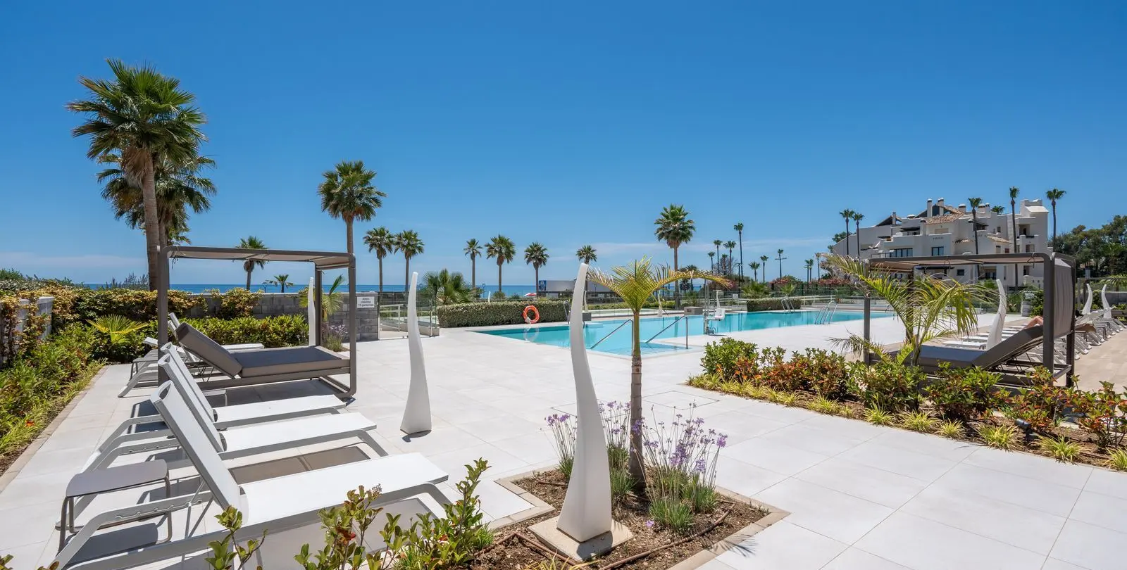 Venta de apartamento en planta media en Estepona 65