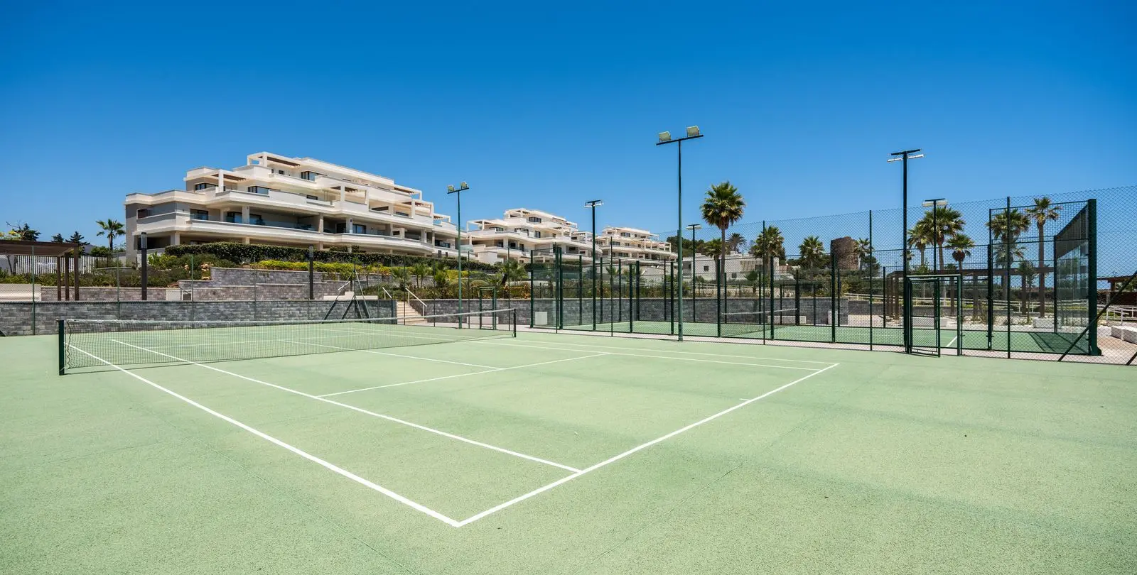 Venta de apartamento en planta media en Estepona 70