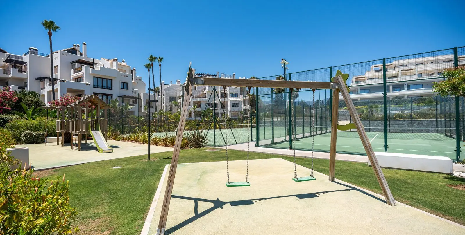 Venta de apartamento en planta media en Estepona 71