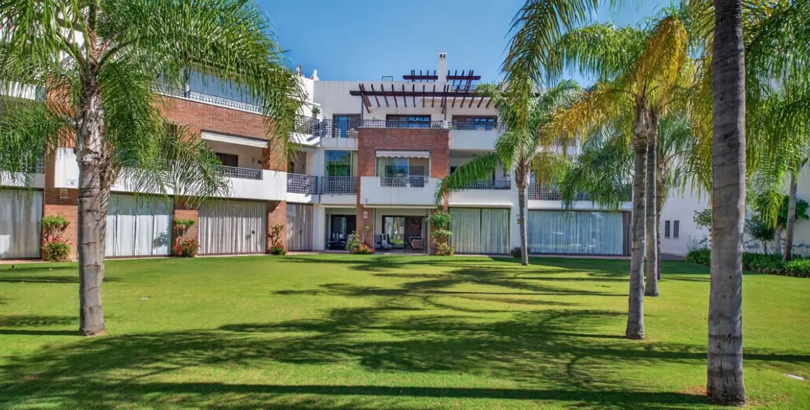 Продажа апартаментов на первом этаже в Estepona 1