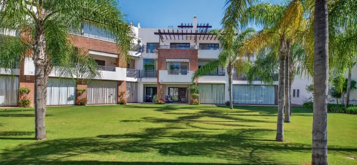 Продажа апартаментов на первом этаже в Estepona 0
