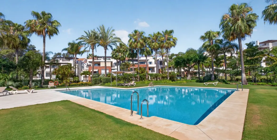Продажа апартаментов на первом этаже в Estepona 2