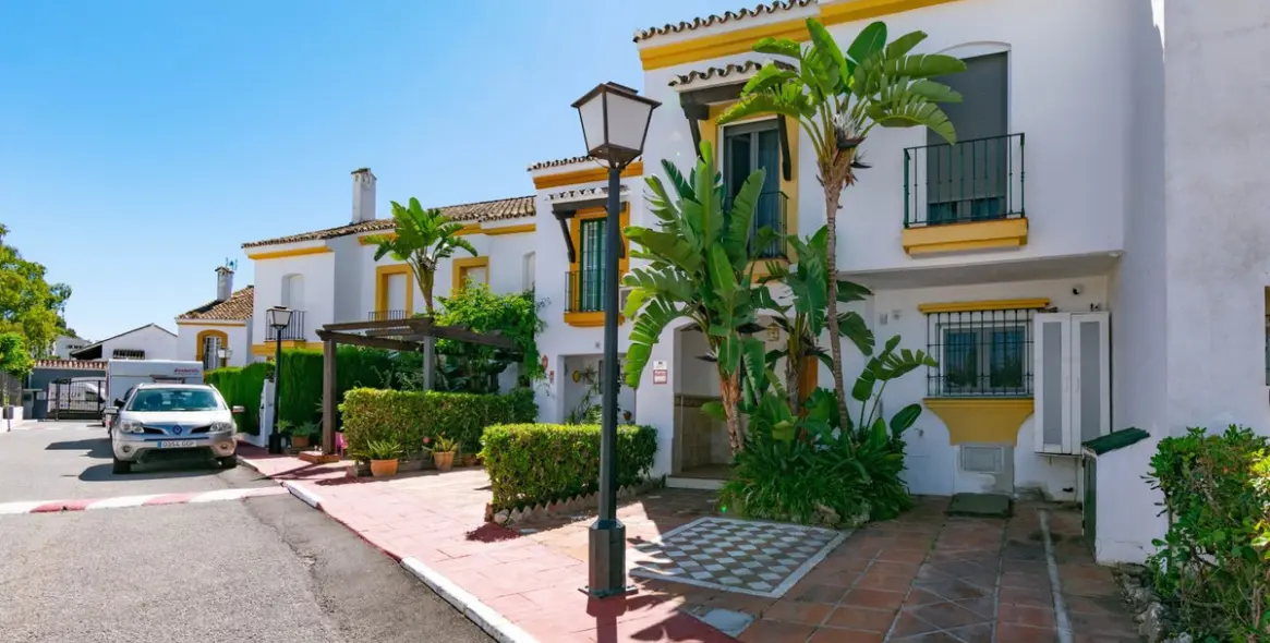 Sale of townhouse in Estepona 1