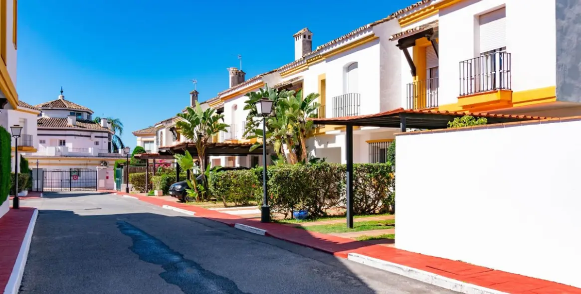 Sale of townhouse in Estepona 12