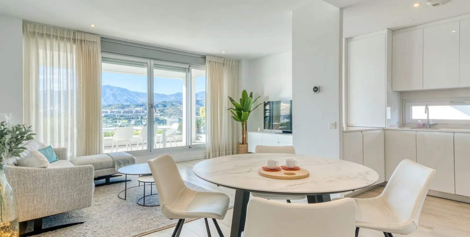 Sale of ground floor apartment in Estepona 10