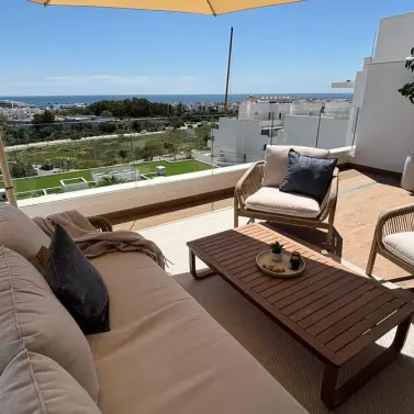 Sale of middle floor apartment in Estepona