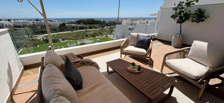 Sale of middle floor apartment in Estepona 2