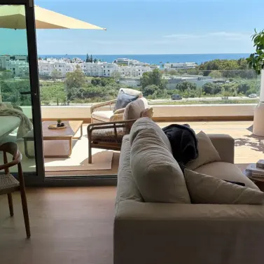 Sale of middle floor apartment in Estepona