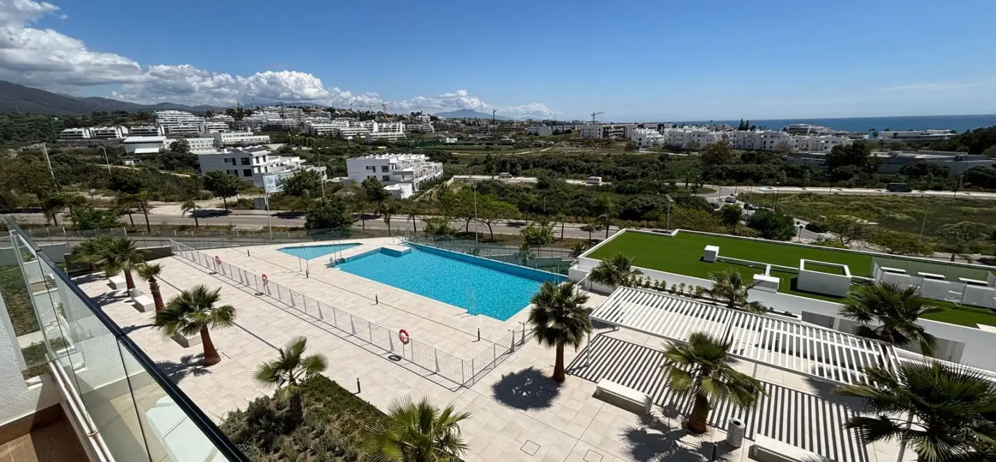 Продажа апартаментов на среднем этаже в Estepona 0