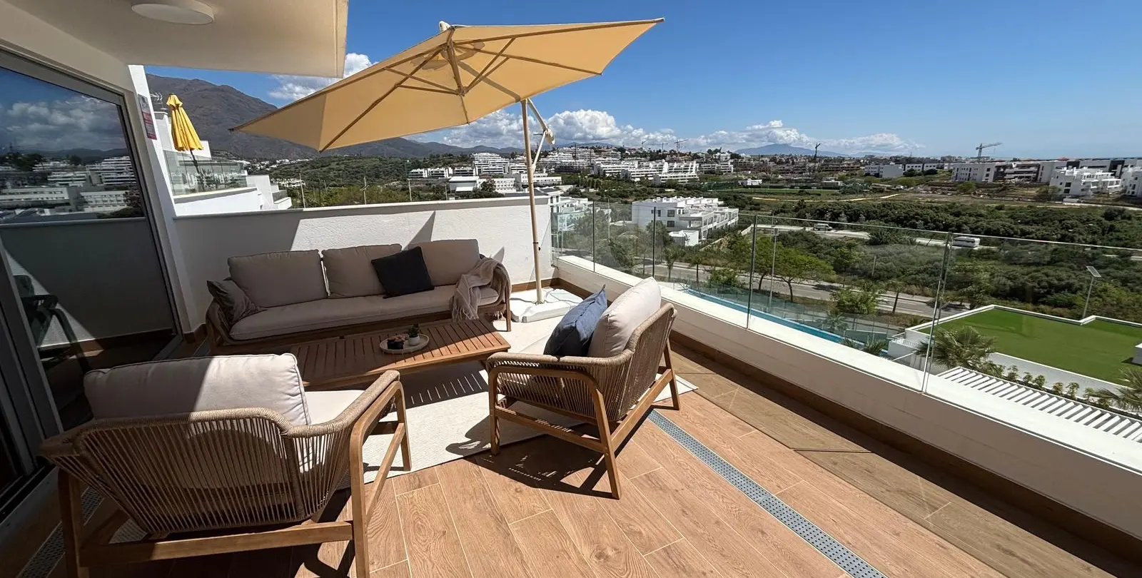 Продажа апартаментов на среднем этаже в Estepona 12