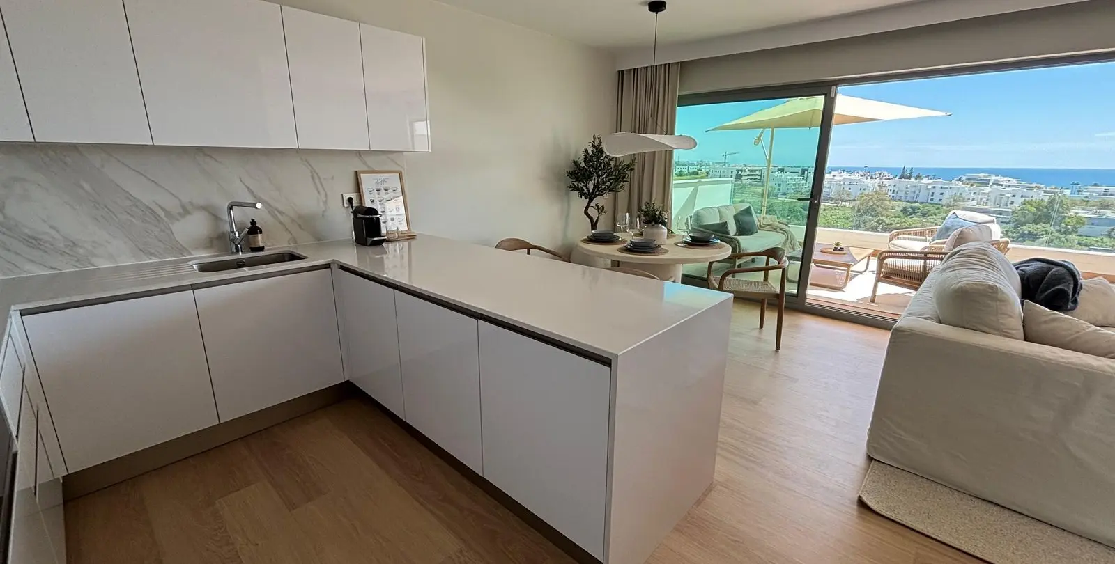 Продажа апартаментов на среднем этаже в Estepona 13