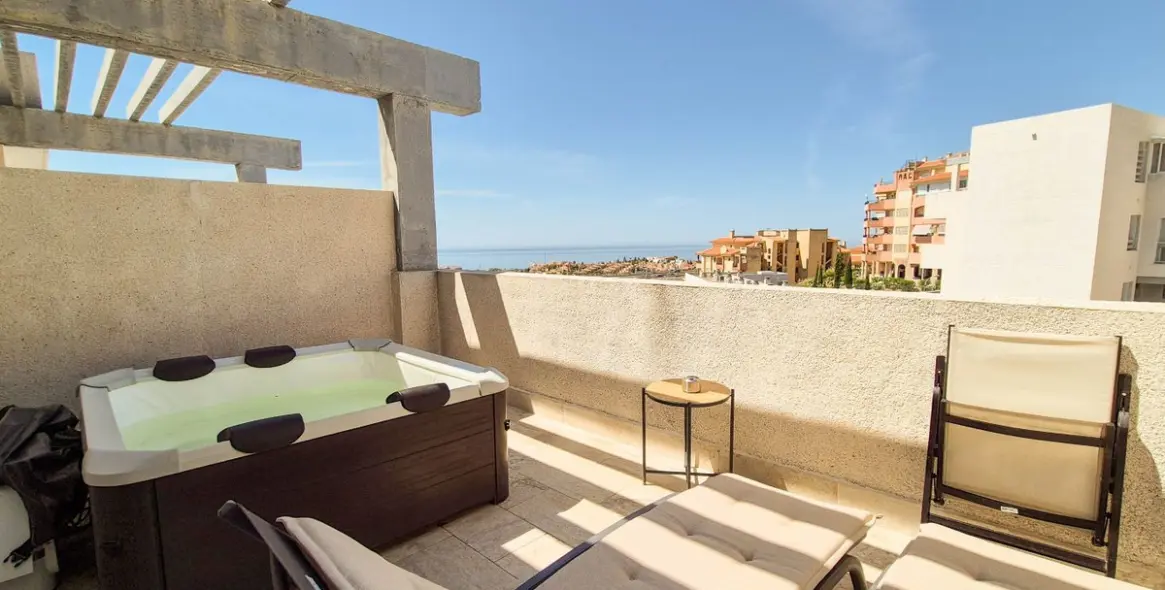 Sale of penthouse in Riviera del Sol 1