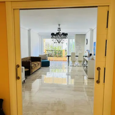 Продажа апартаментов на первом этаже в Elviria