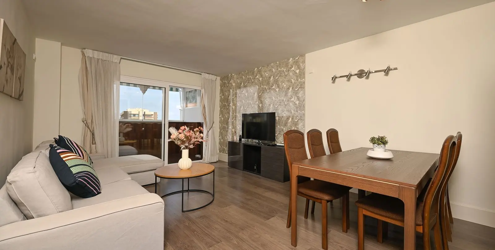 Sale of middle floor apartment in Fuengirola 1