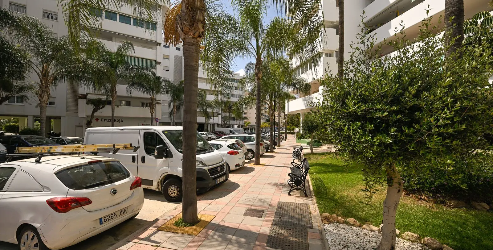Sale of middle floor apartment in Fuengirola 15