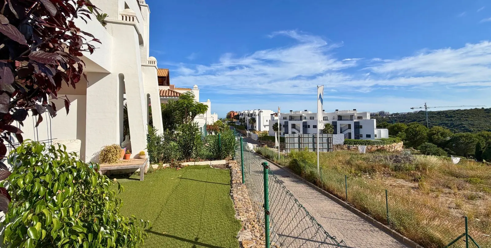 Продажа апартаментов на первом этаже в Casares Playa 2
