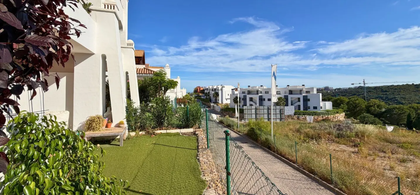 Продажа апартаментов на первом этаже в Casares Playa 1