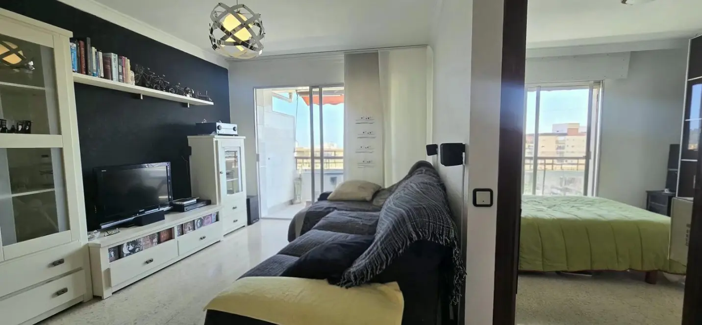 Sale of middle floor apartment in Málaga 4