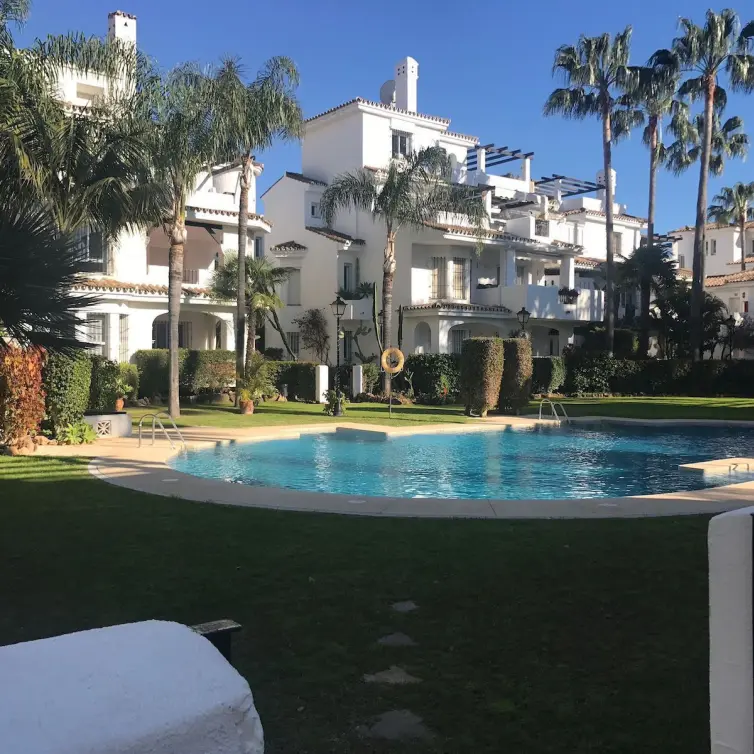 Venta de apartamento en planta media en Nueva Andalucía