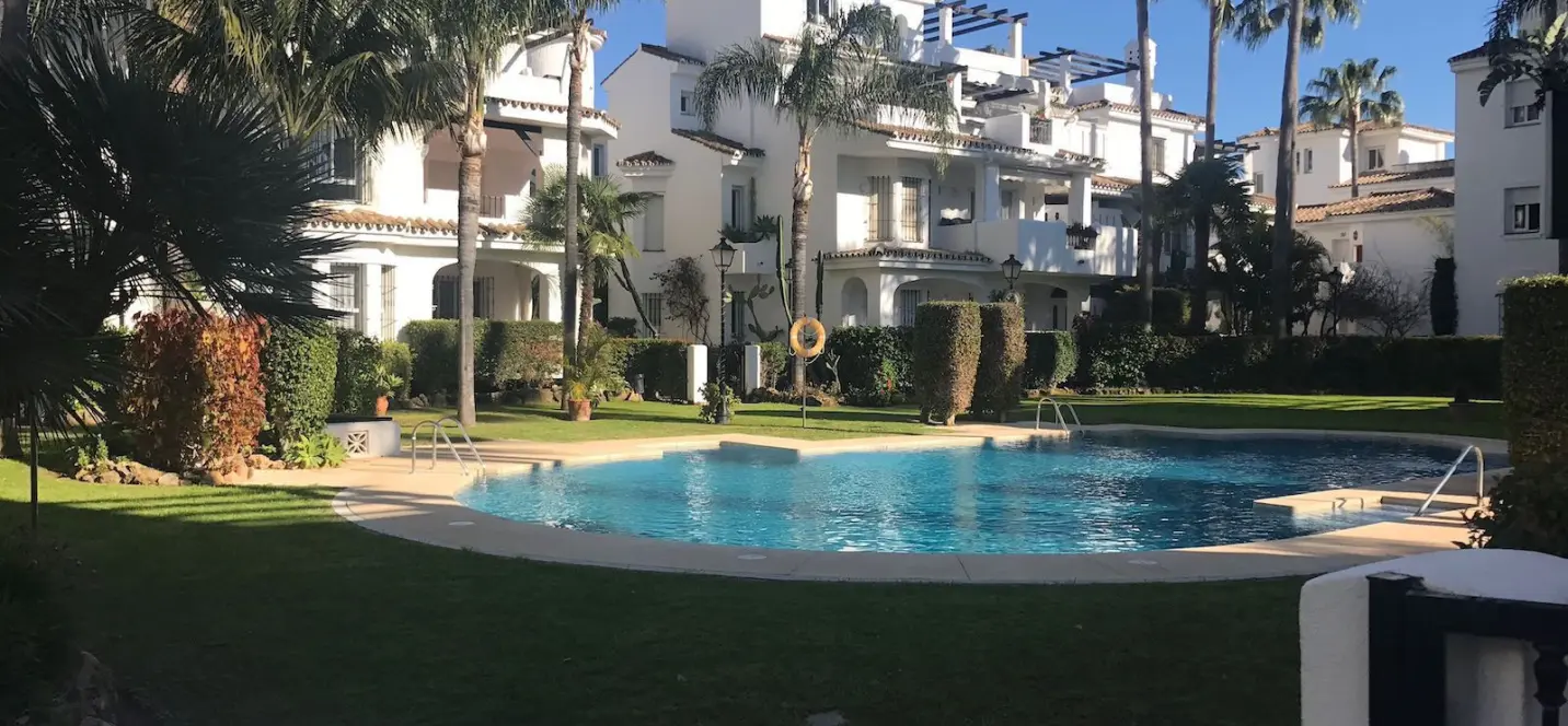 Venta de apartamento en planta media en Nueva Andalucía 1