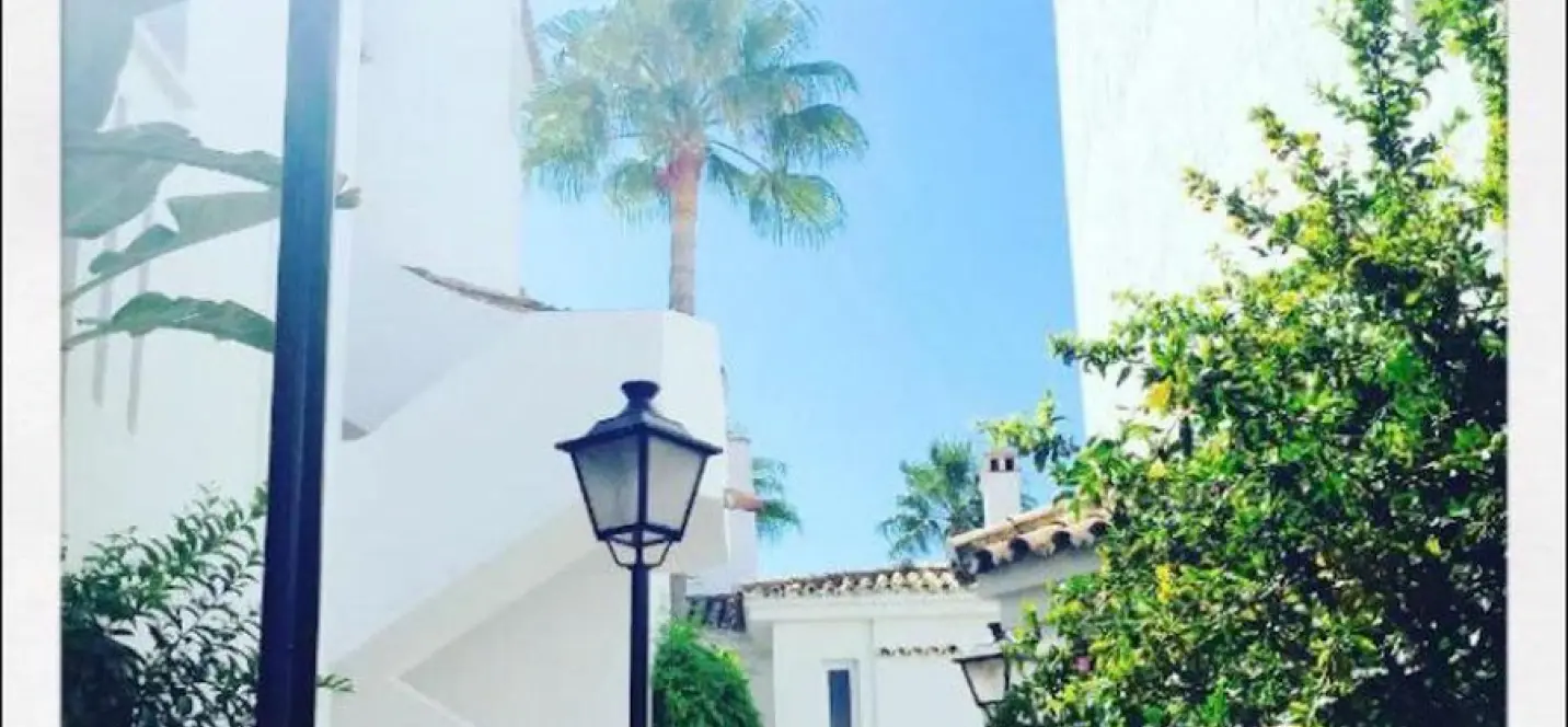 Venta de apartamento en planta media en Nueva Andalucía 2