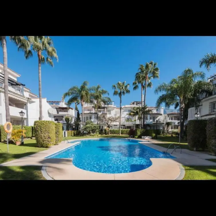 Venta de apartamento en planta media en Nueva Andalucía