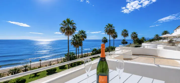 Продажа апартаментов на первом этаже в Estepona 0