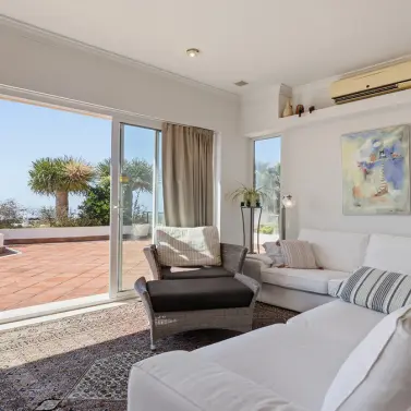Sale of middle floor apartment in Doña Julia