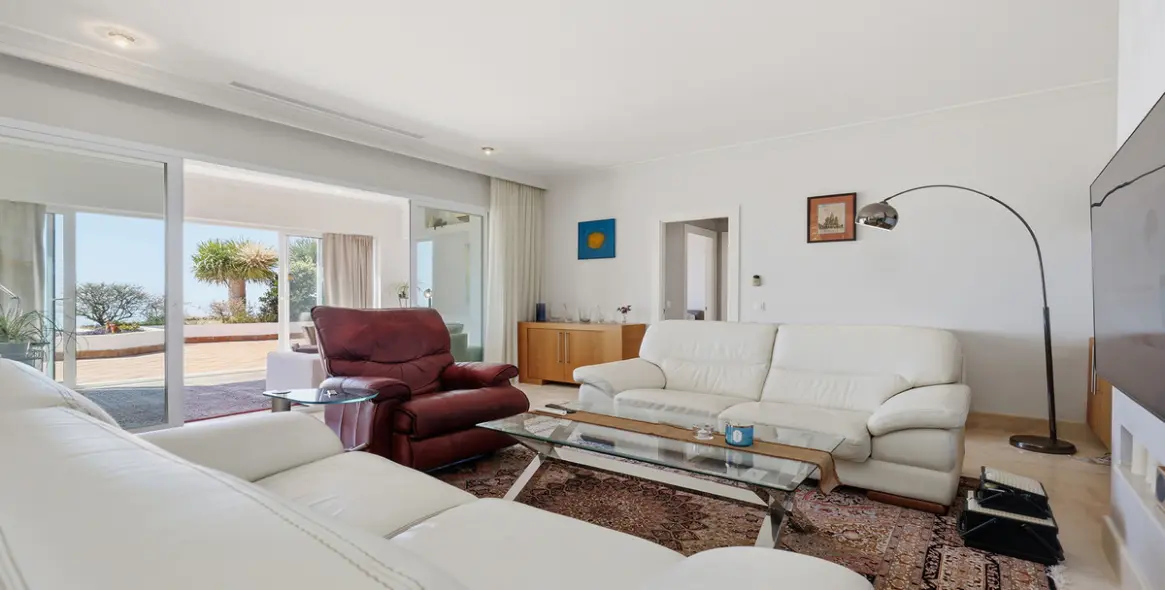 Sale of middle floor apartment in Doña Julia 3
