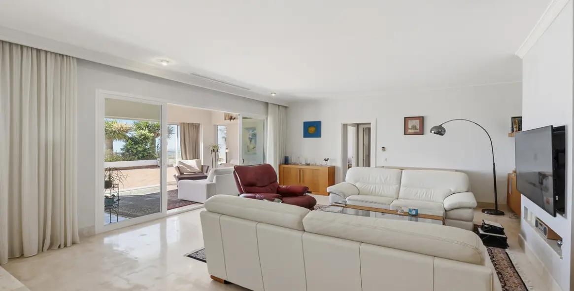 Sale of middle floor apartment in Doña Julia 5