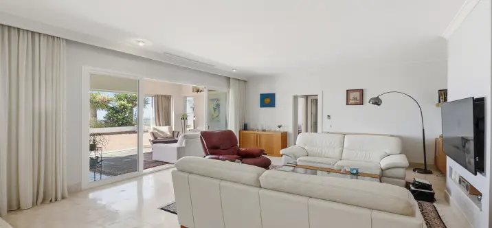 Sale of middle floor apartment in Doña Julia 4