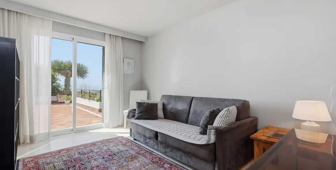 Sale of middle floor apartment in Doña Julia 26