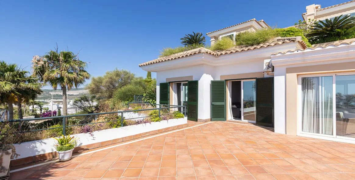 Sale of middle floor apartment in Doña Julia 33