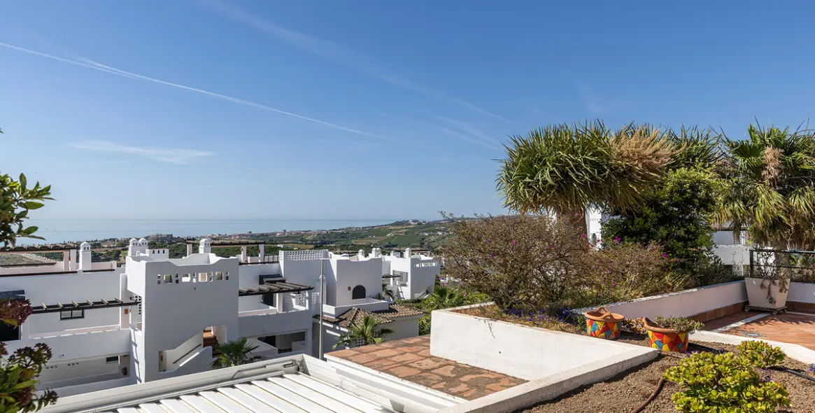 Sale of middle floor apartment in Doña Julia 40