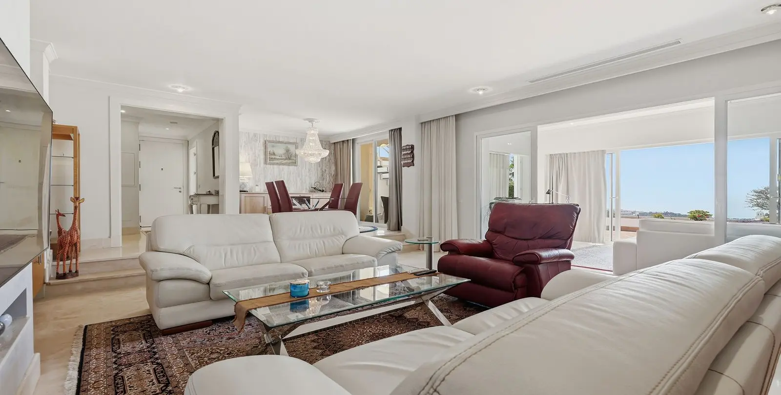 Sale of middle floor apartment in Doña Julia 3