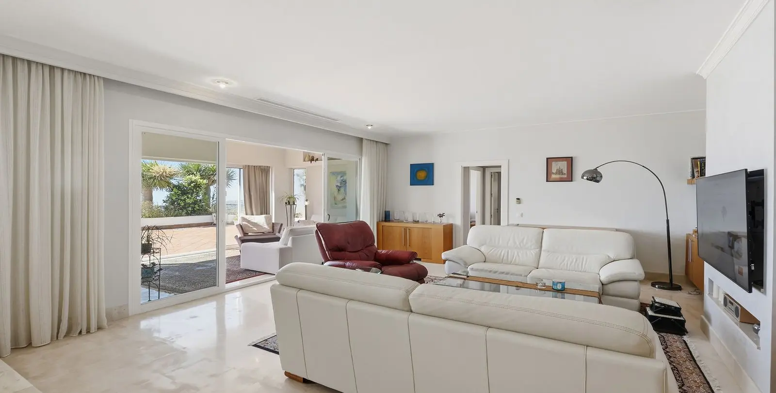 Sale of middle floor apartment in Doña Julia 11
