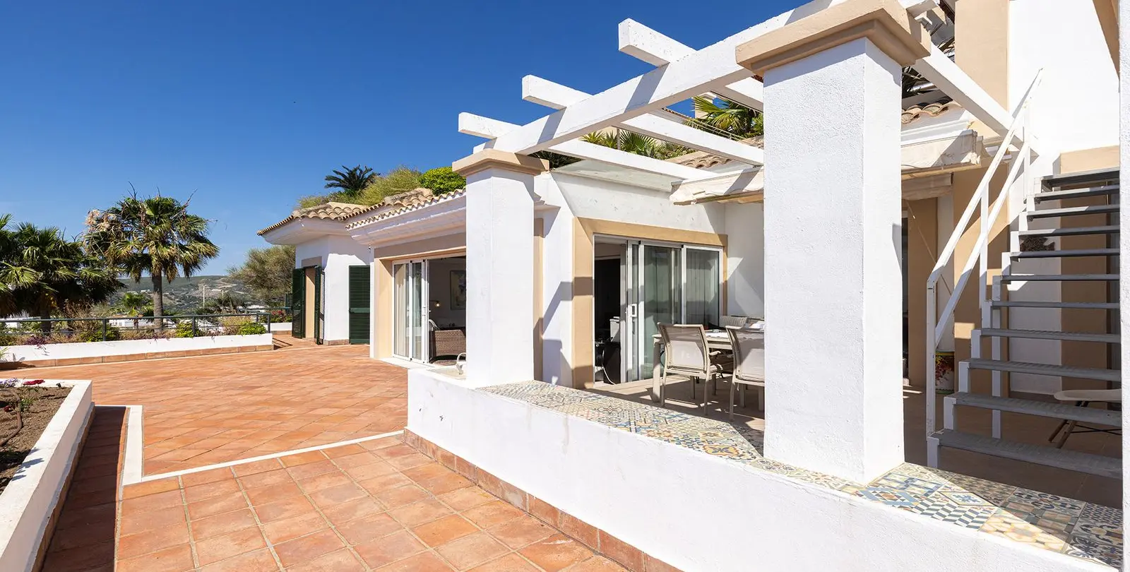 Sale of middle floor apartment in Doña Julia 30