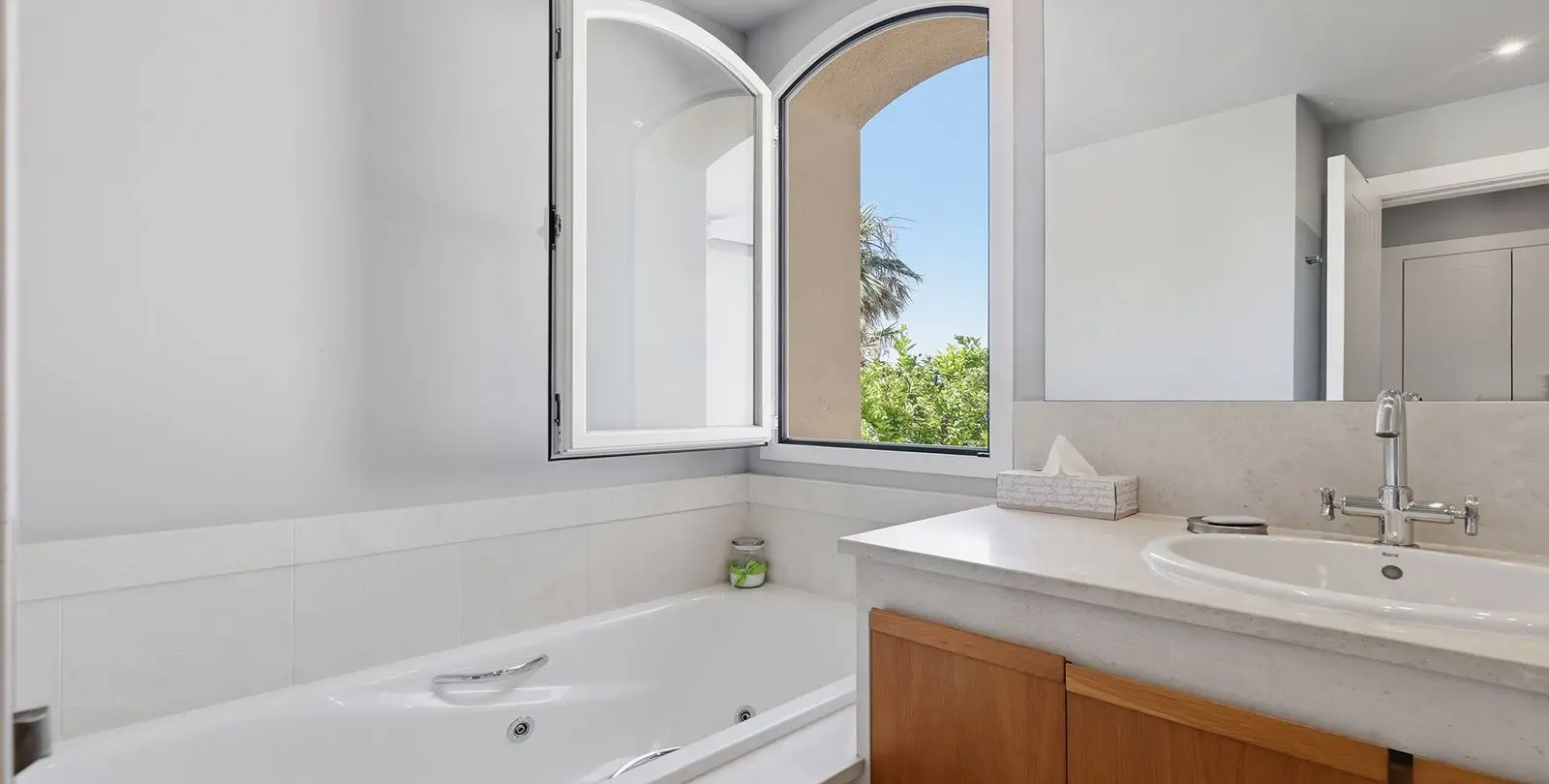 Sale of middle floor apartment in Doña Julia 31