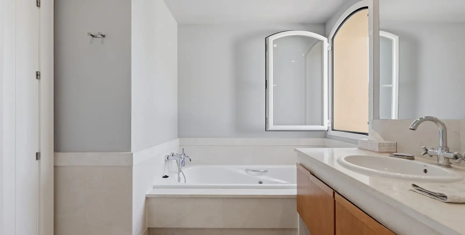 Sale of middle floor apartment in Doña Julia 37