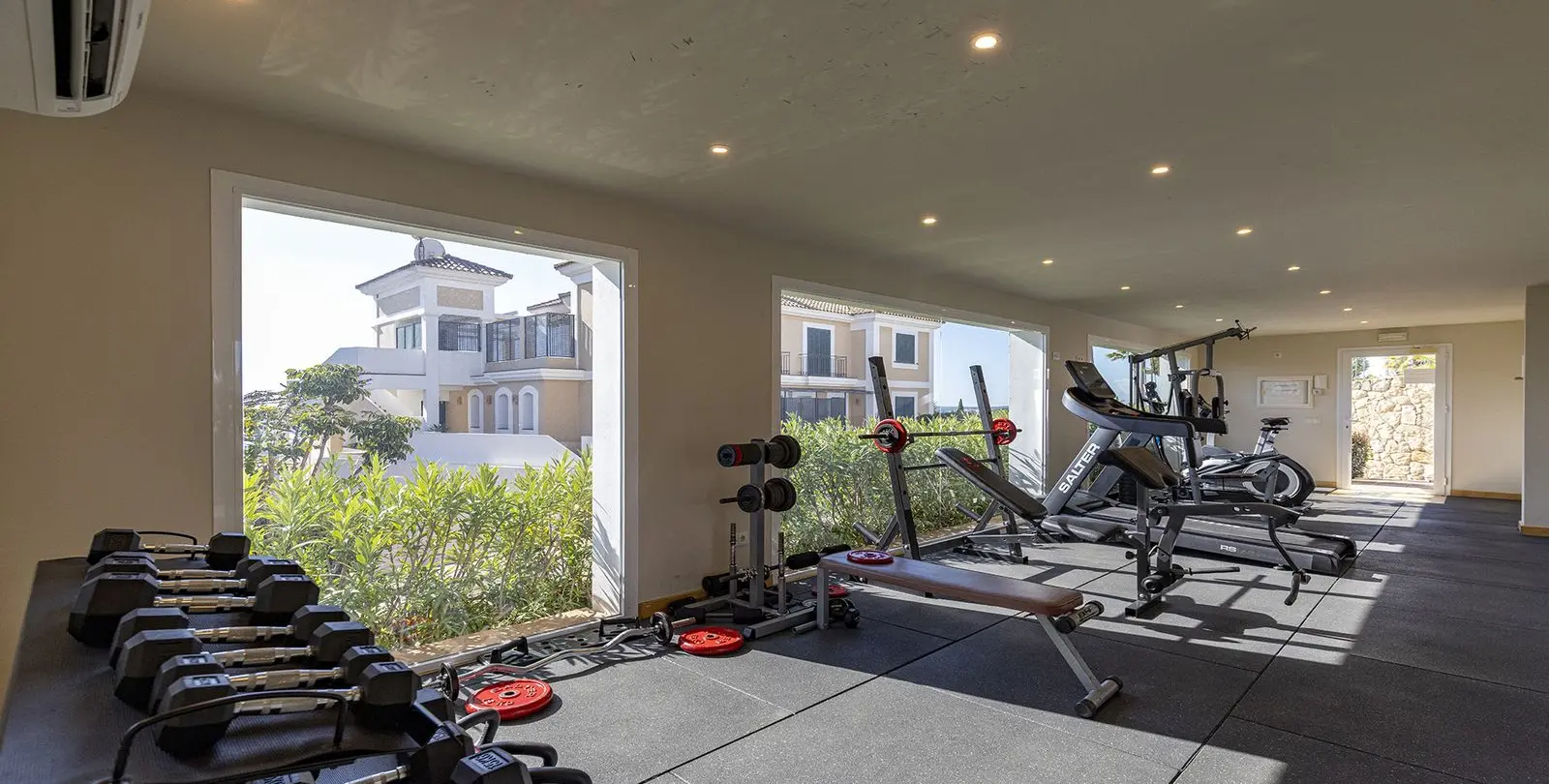 Sale of middle floor apartment in Doña Julia 45