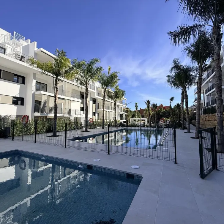 Sale of middle floor apartment in Estepona