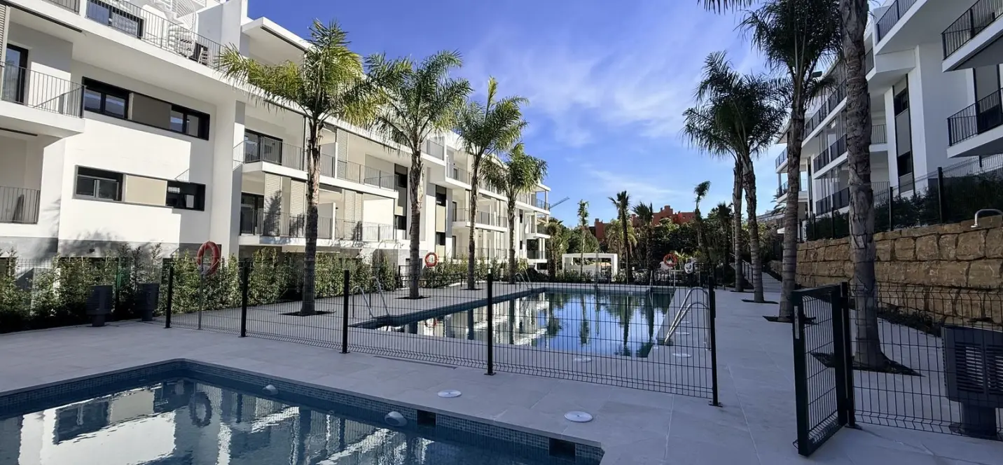 Sale of middle floor apartment in Estepona 0