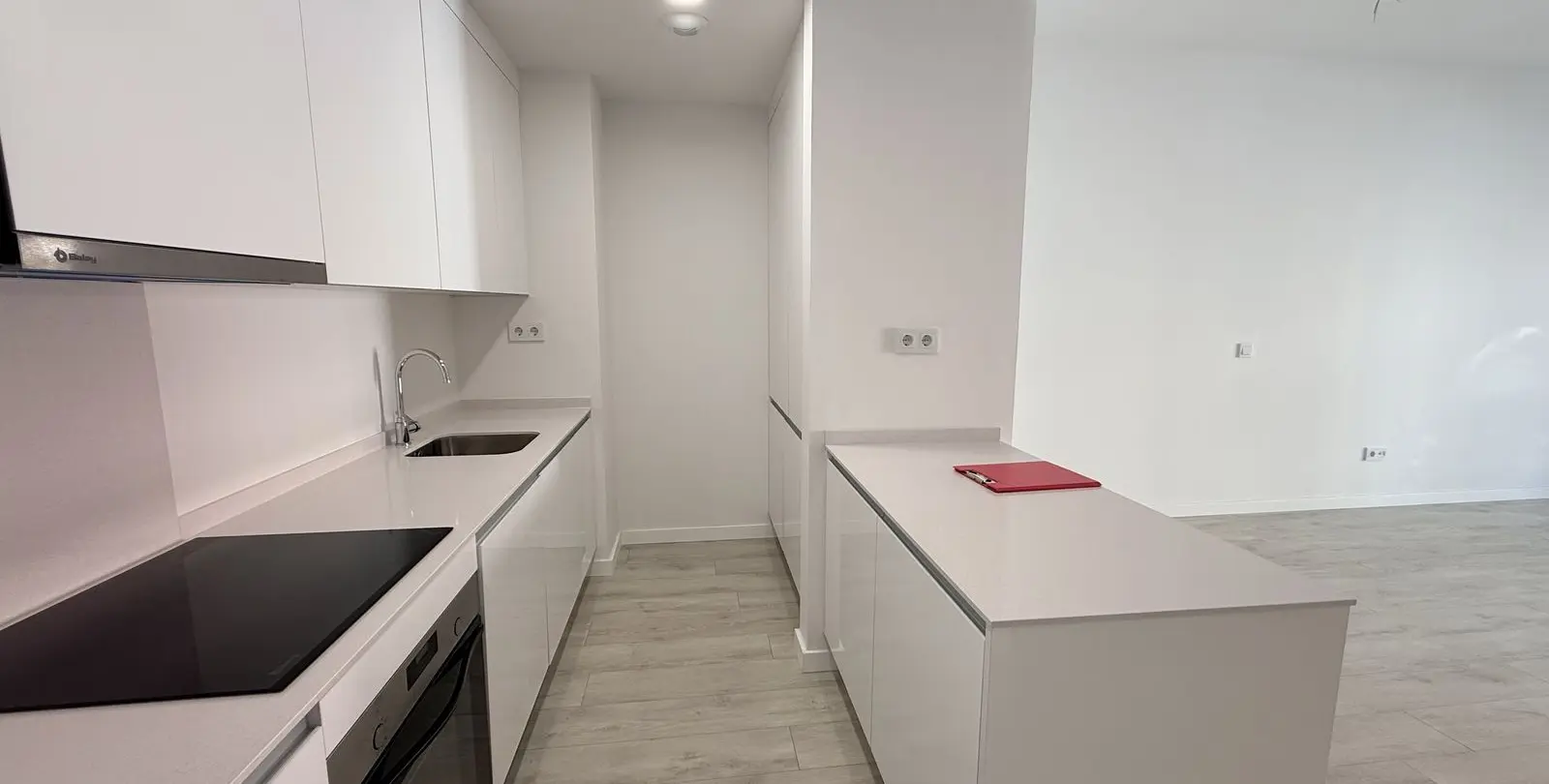 Sale of middle floor apartment in Estepona 2