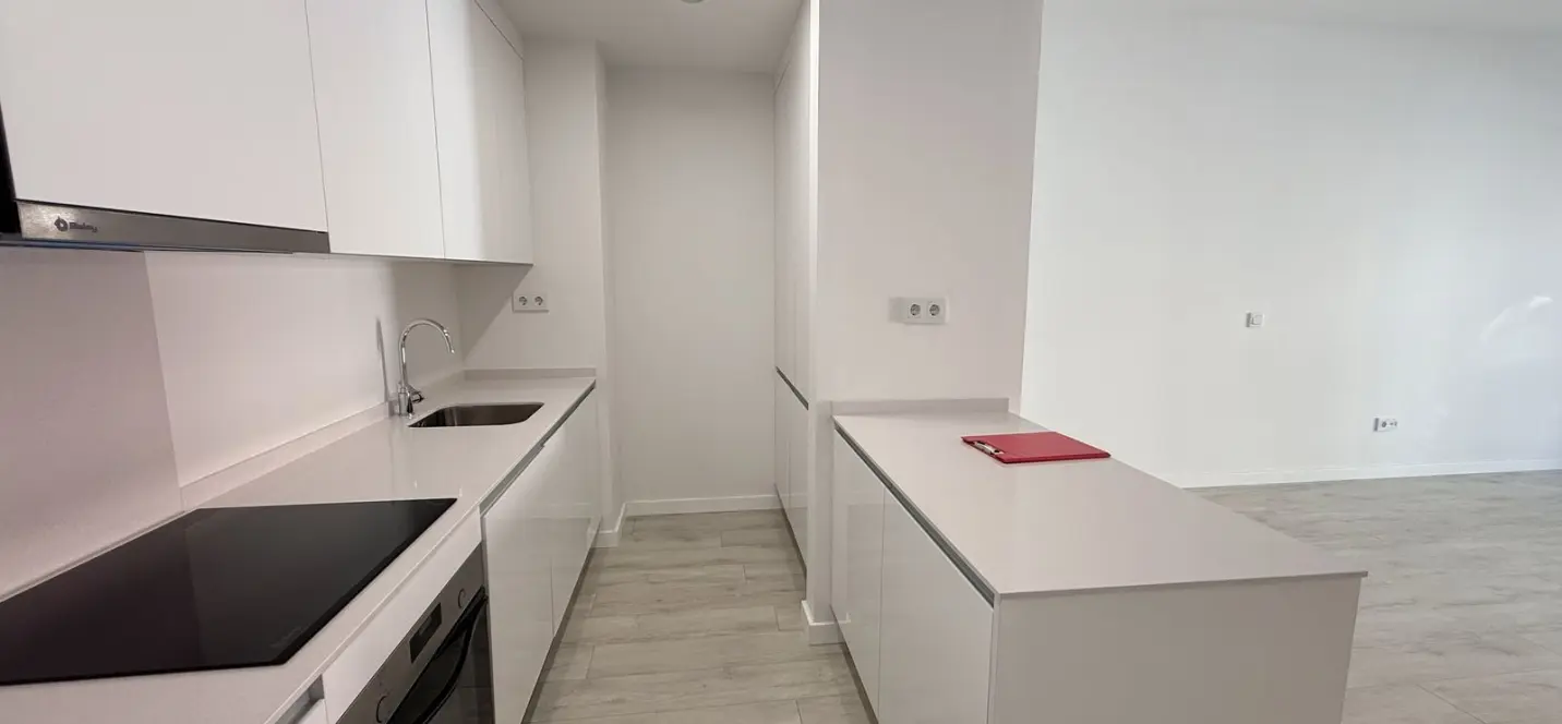 Sale of middle floor apartment in Estepona 1